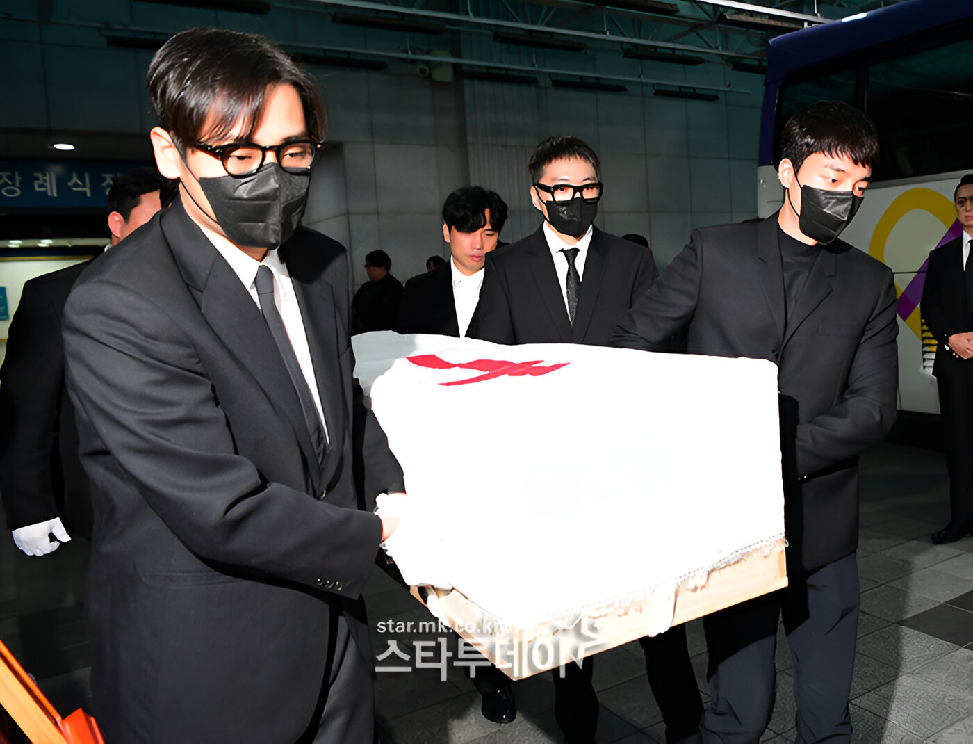 Roy Kim at Park Bo-Ram's Funeral